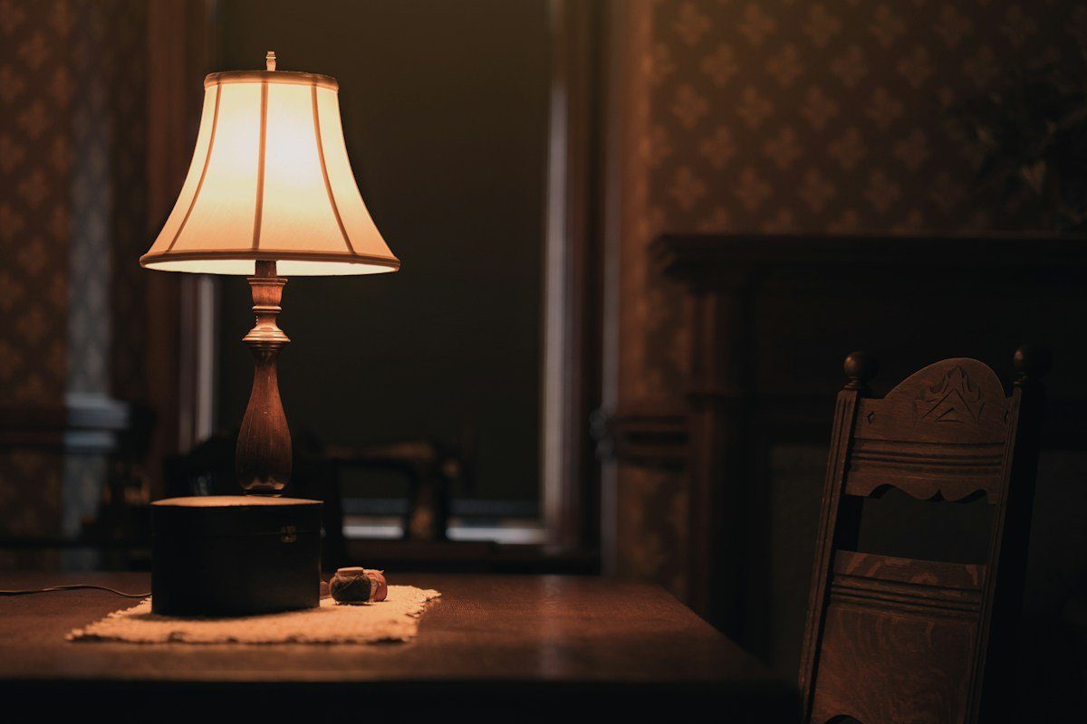 Tischlampe in einem dunklen Zimmer