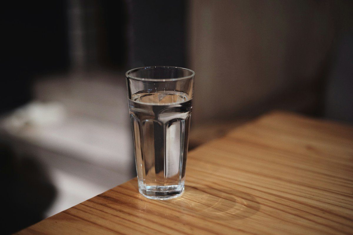 Glas Wasser auf einem Holztisch
