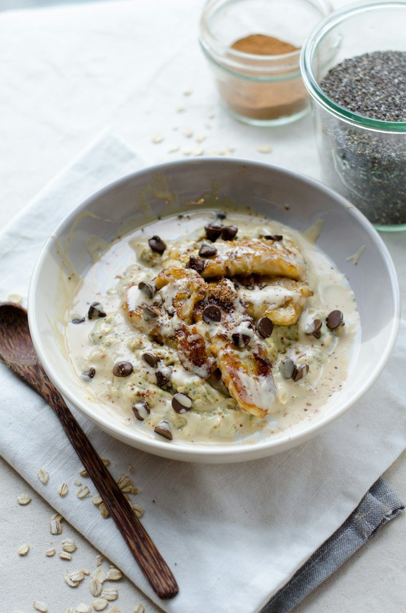 Schale Haferbrei mit Obst und Nüssen, daneben ein Löffel