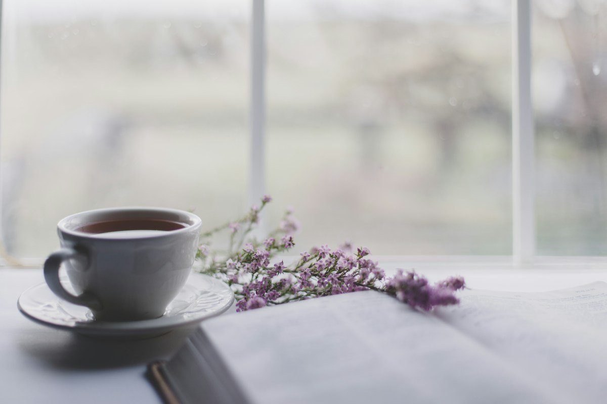 Tasse Tee auf einem Tisch vor einem hellen Fenster